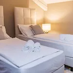 Robida & Hotel Crni Kal