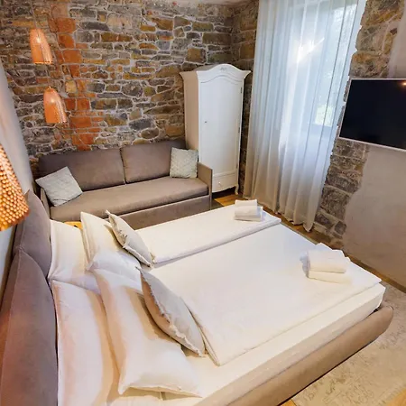 Robida & Hotel Crni Kal